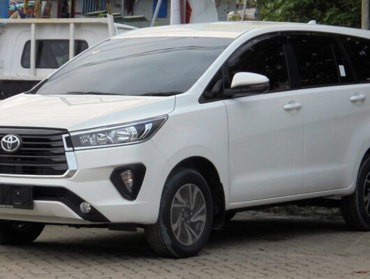 Hire Toyota Innova in Varanasi